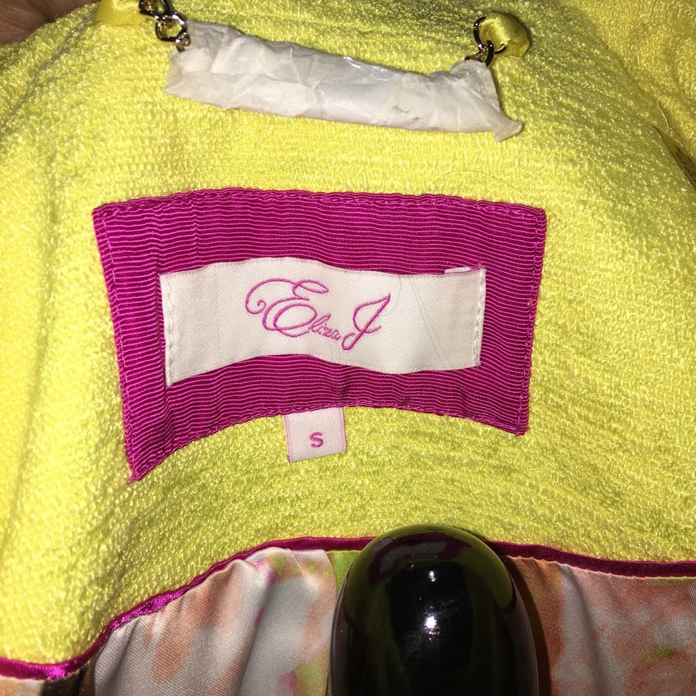 Yellow Coat - Picture 5 of 6
